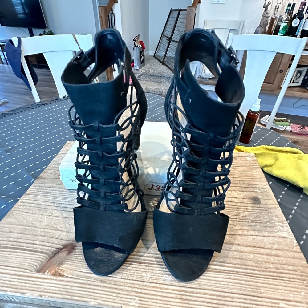 Vince camuto “Evel” black suede heeled sandal